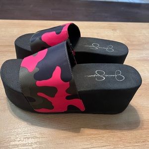 Jessica Simpson platform Camo  Slides size 8, like new condition
